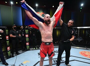 Svěřenec našeho patrona Jiří Procházka ukázal ostré lokty a ohromil UFC.